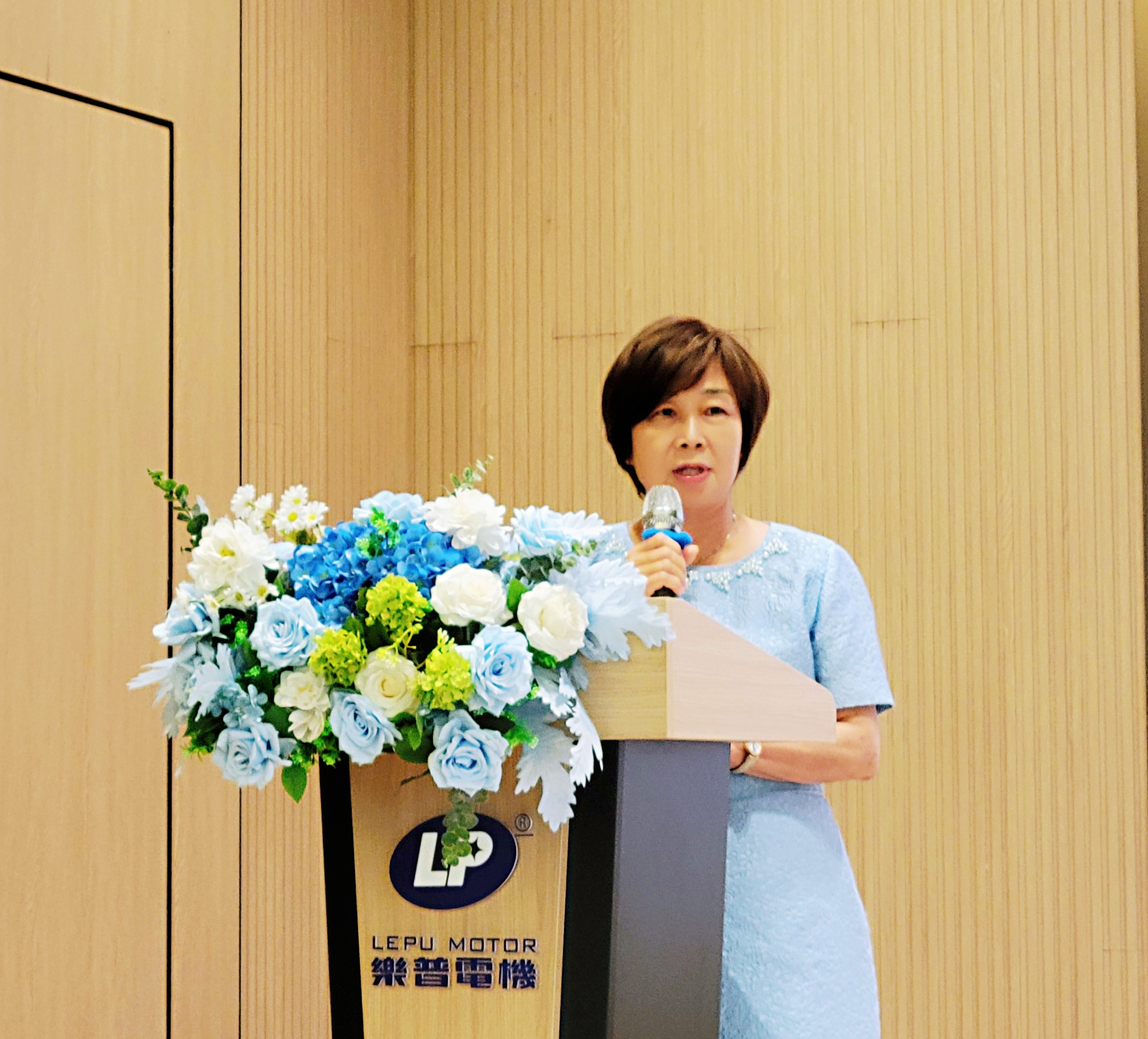 何丽冰